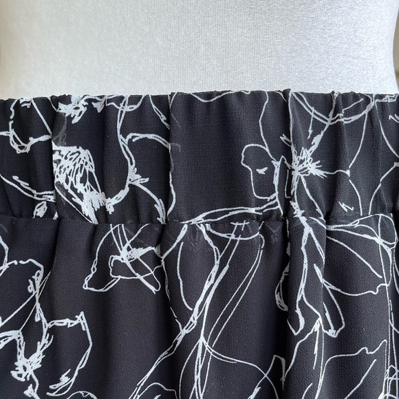 •Ryan Wylde• Abstract Floral Pull-On Skirt - Size 4X - Picture 3 of 8